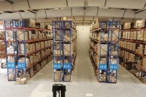 Theo dõi một người đàn ông vừa xin việc, công an phát hiện kho hàng giả trị giá gần 200 tỷ đồng, thu giữ 190.000 sản phẩm 'nhái' thương hiệu nổi tiếng