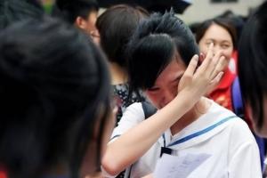 Ai cũng nói “Giỏi thì đề nào cũng làm được”, sĩ tử 2k7 đừng “làm màu” khóc mãi: Bởi họ đâu làm mẹ, phải chứng kiến con ôn thi đến sáng!