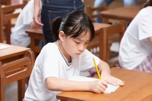 Điểm số Tiểu học có quan trọng không? Kiến thức chiếm 3%, điều quyết định tương lai trẻ nằm ở 3 KỸ NĂNG