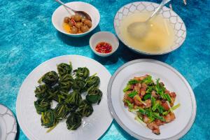 Shark Bình khoe bữa cơm Phương Oanh nấu: Đạm bạc chỉ có rau muống luộc và thịt rang, nhưng phản ứng của netizen mới bất ngờ