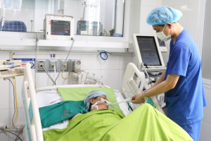 Người đàn ông sốt cao, hôn mê sâu do nắng nóng: Bác sĩ cảnh báo nguy cơ sốc nhiệt