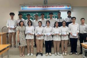 Thủ khoa đạt điểm tuyệt đối 30/30 không dùng điện thoại và MXH