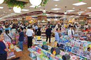 Nhộn nhịp mùa tựu trường: Phụ huynh chạy đua sắm đồ học tập, nhà sách tăng tốc phục vụ nhu cầu tăng vọt