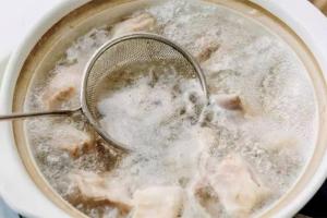 Nước luộc thịt có váng bọt do thực phẩm nhiễm hóa chất?