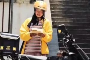 Nhói lòng người mẹ đặt con gái bị ung thư vào thùng giao hàng, rong ruổi dưới trời nắng 40 độ C để mưu sinh