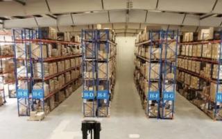 Theo dõi một người đàn ông vừa xin việc, công an phát hiện kho hàng giả trị giá gần 200 tỷ đồng, thu giữ 190.000 sản phẩm 'nhái' thương hiệu nổi tiếng
