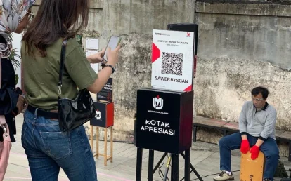 Người hát rong ven đường tại Indonesia sử dụng mã QR để nhận tiền tip