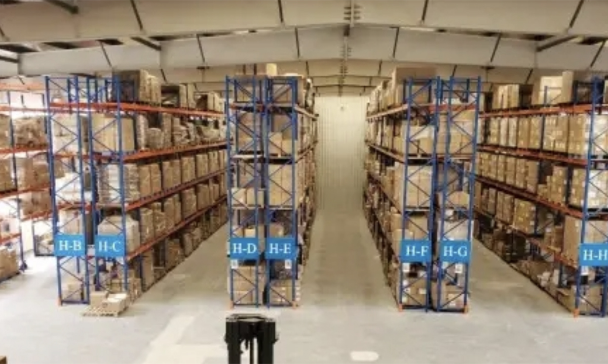 Theo dõi một người đàn ông vừa xin việc, công an phát hiện kho hàng giả trị giá gần 200 tỷ đồng, thu giữ 190.000 sản phẩm 'nhái' thương hiệu nổi tiếng