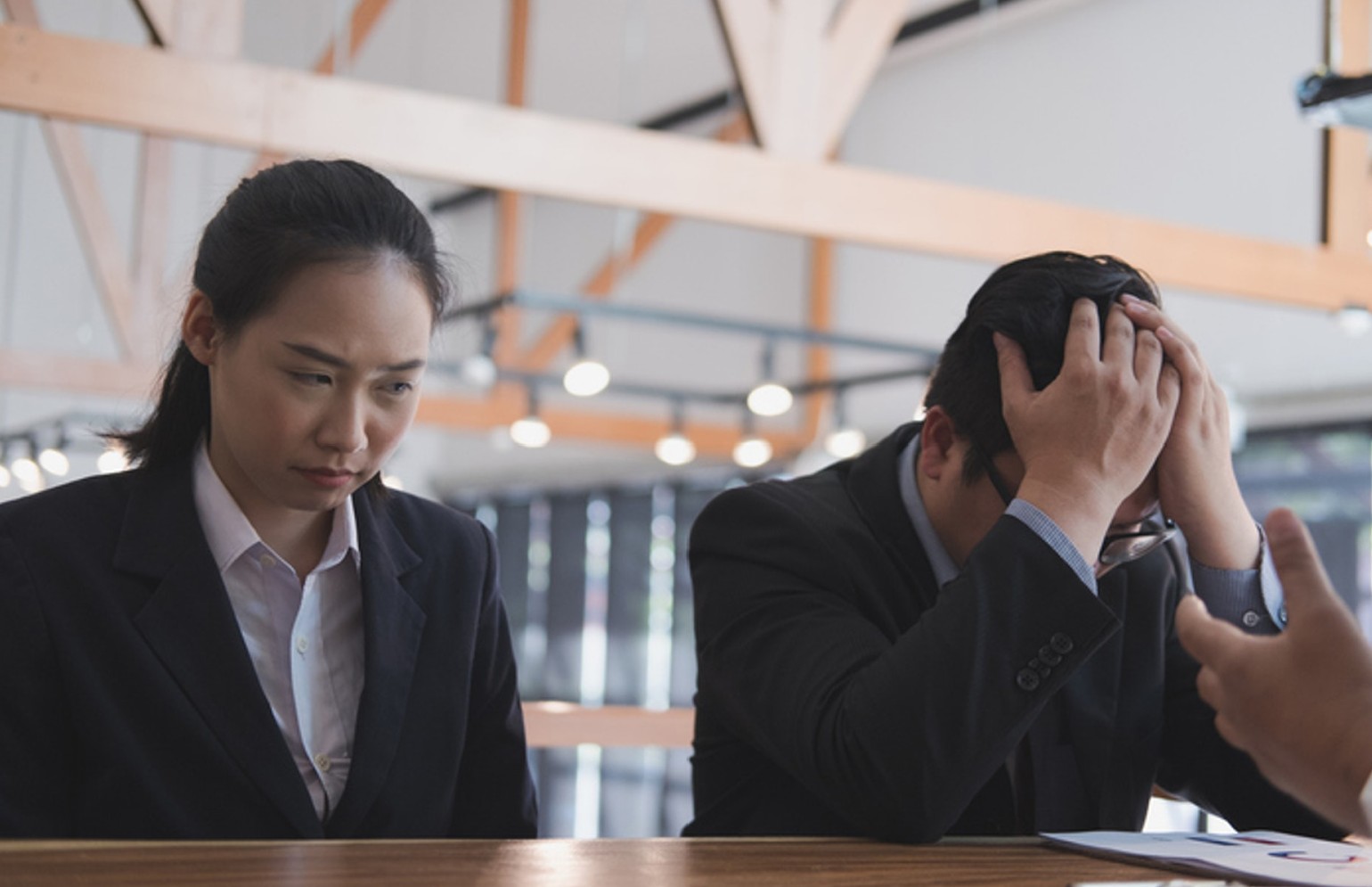 Sếp hỏi đồng nghiệp bên cạnh đi đâu, người thường đáp “ra ngoài”, người EQ cao ứng xử khéo, tranh thủ ghi điểm trong mắt lãnh đạo