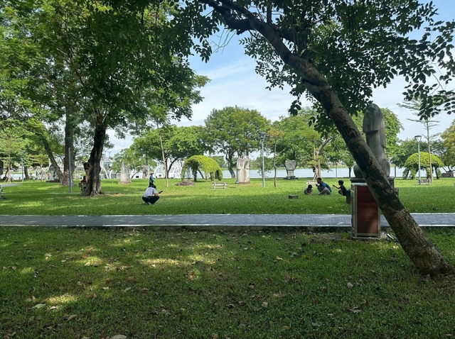 Vụ khách Tây rơi nhẫn, người dân đổ xô tìm giúp ở Huế: Bất ngờ giá trị thật của chiếc nhẫn