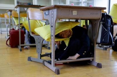 Ngày mai là ngày xảy ra đại thảm họa được tiên đoán trong truyện tranh Nhật Bản, chính phủ chuẩn bị loạt kế hoạch phòng ngừa