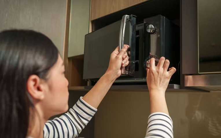 Nút bí mật trên lò vi sóng không phải ai cũng để ý nhưng giúp thức ăn ngon hơn gấp nhiều lần