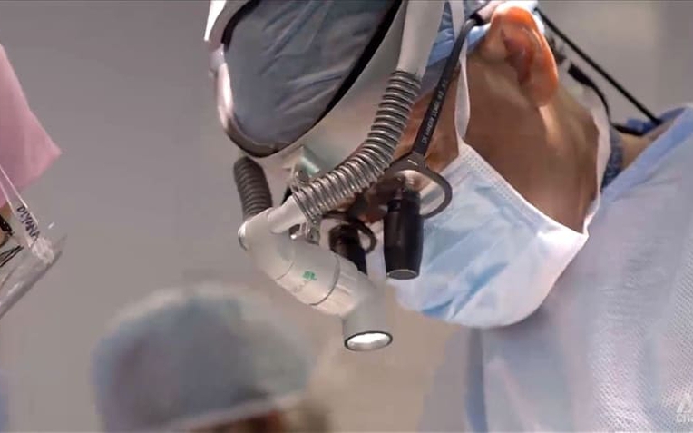 Nỗ lực bao năm để trở thành bác sĩ bệnh viện công, nhiều người ở quốc gia này đang từ bỏ con đường vốn được mơ ước nhất