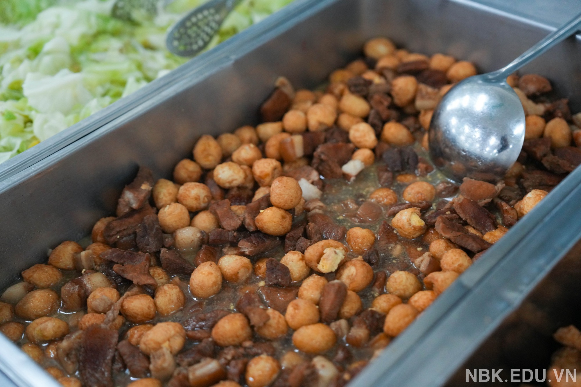 Xuýt xoa bữa cơm miễn phí siêu ngon của học sinh 1 trường tư tại Hà Nội trong buổi tối... bất đắc dĩ phải ở lại trường!