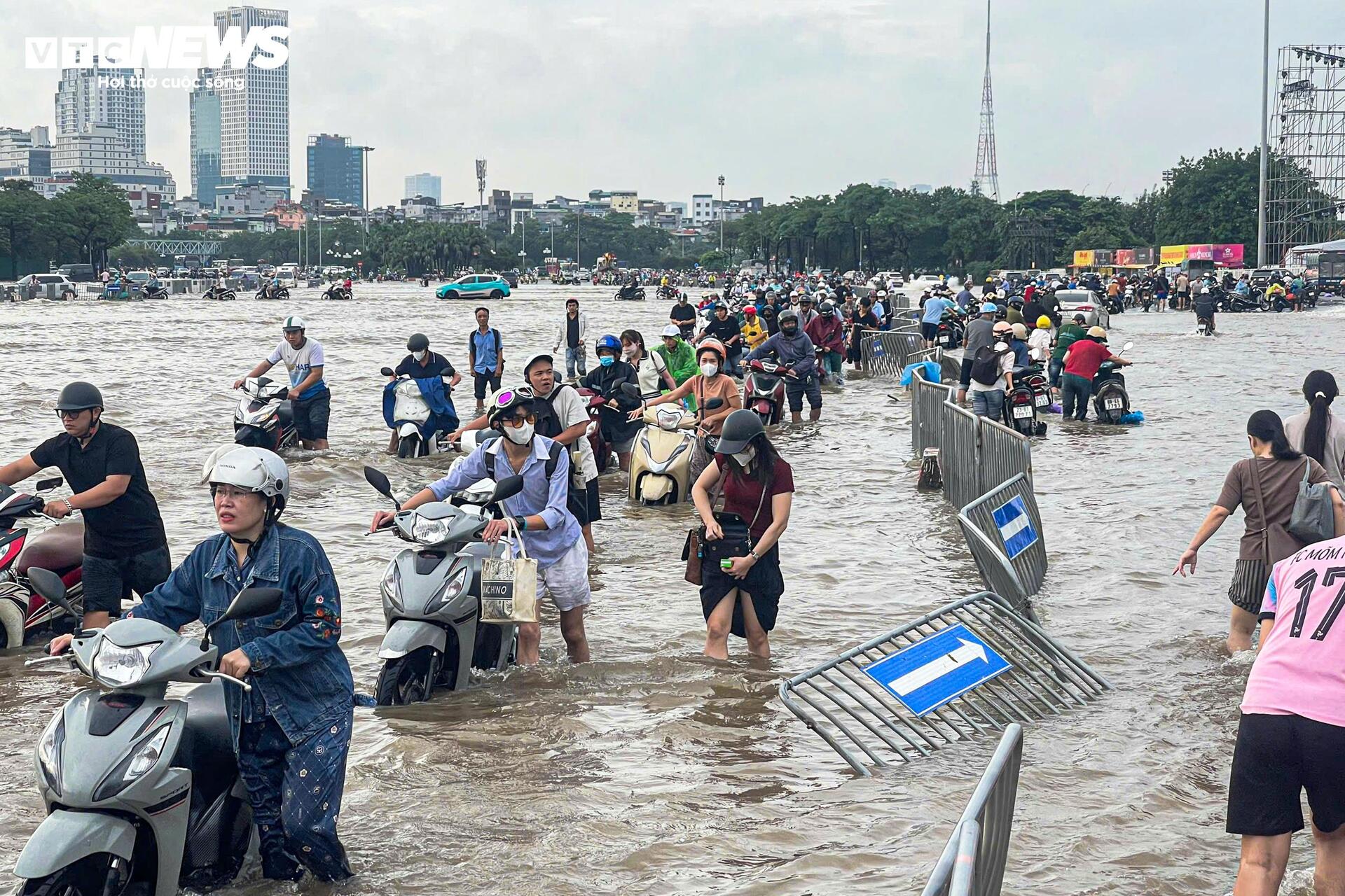 Đường vẫn ngập ngang gối, dân Hà Nội chen chúc dắt xe lội nước đi làm từ sớm