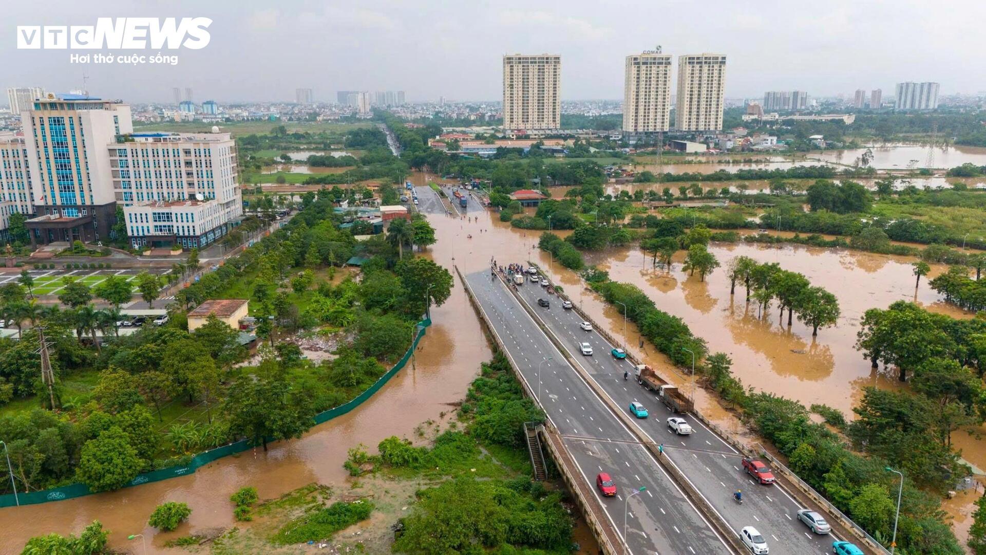 Nhiều tuyến đường ở Hà Nội vẫn ngập sâu, bộ đội chia ca túc trực dìu dân qua điểm nguy hiểm
