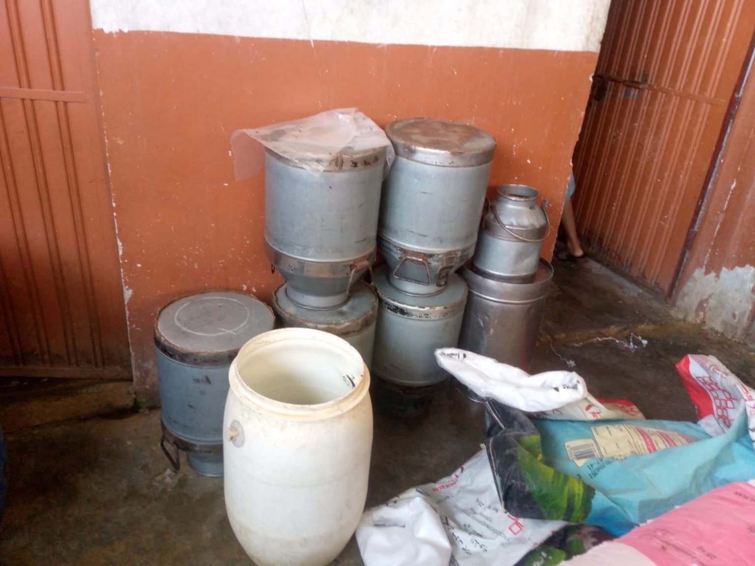 Nhận tin mật rồi đột kích một cơ sở, công an triệt phá đường dây sản xuất sữa giả từ hóa chất, tịch thu 6.000 lít và 300 kg bột pha trộn