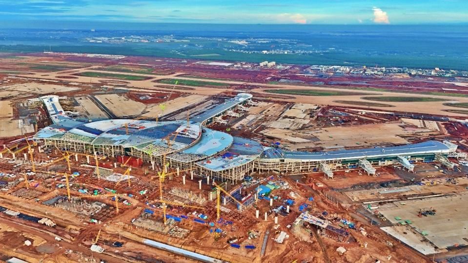 A construction site with cranes and a buildingAI-generated content may be incorrect.