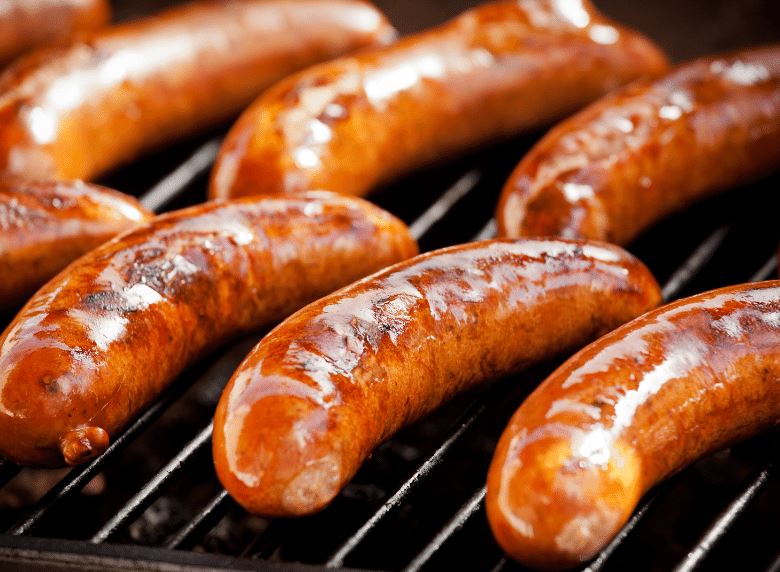 Người đàn ông 25 tuổi đã rơi vào tình trạng liệt giường sau khi ăn món xúc xích chứa quả óc chó.