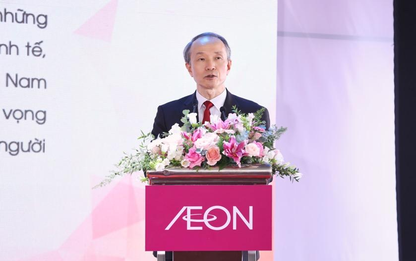 A person standing at a podium with flowers

AI-generated content may be incorrect.