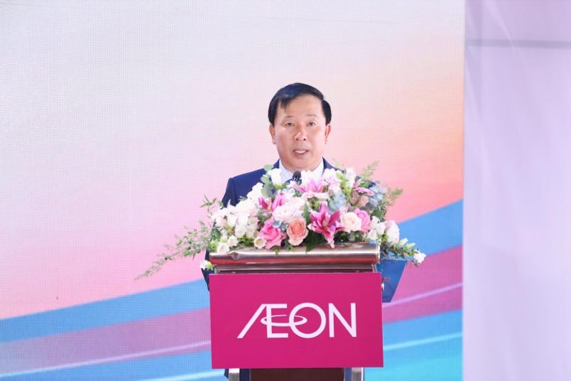 A person standing at a podium with flowers

AI-generated content may be incorrect.