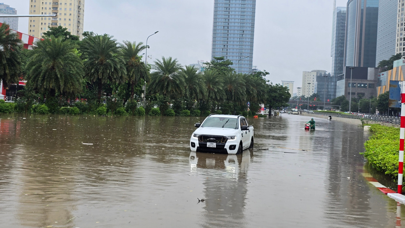 CẬP NHẬT: 54 điểm ngập sâu ở Hà Nội, người dân di chuyển bằng thuyền ở Mỹ Đình