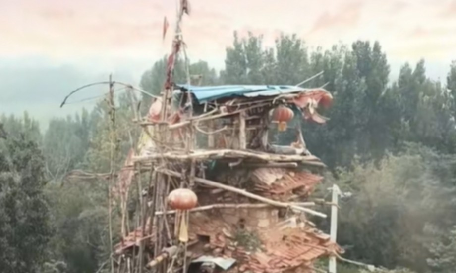 Lâu đài kỳ dị 7 tầng, cao 18m, xây bằng quần áo rách của gã điên cất giấu nhiều đau thương