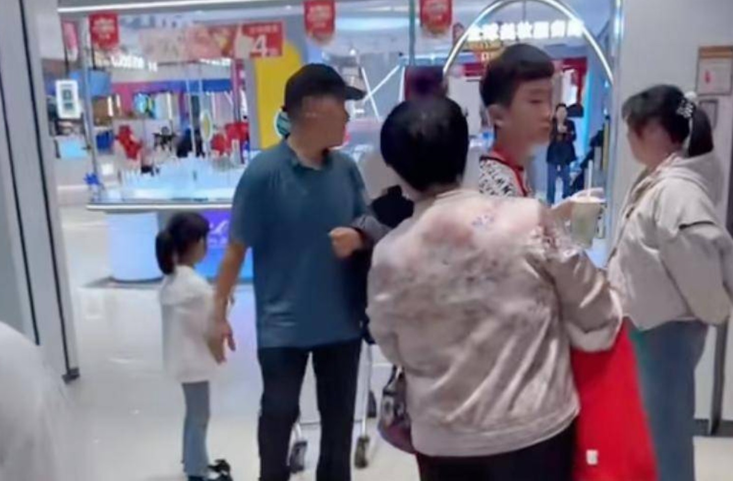 Cảnh tượng trong cửa hàng bán Iphone khiến hàng ngàn cha mẹ rơi lệ!