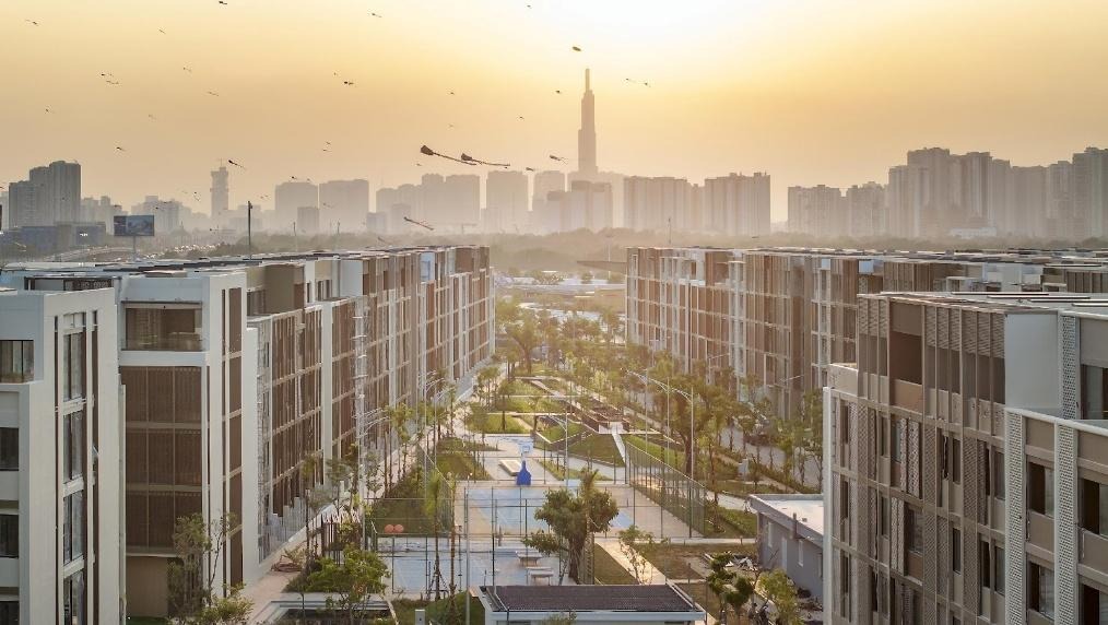 A city with many buildings
AI-generated content may be incorrect.