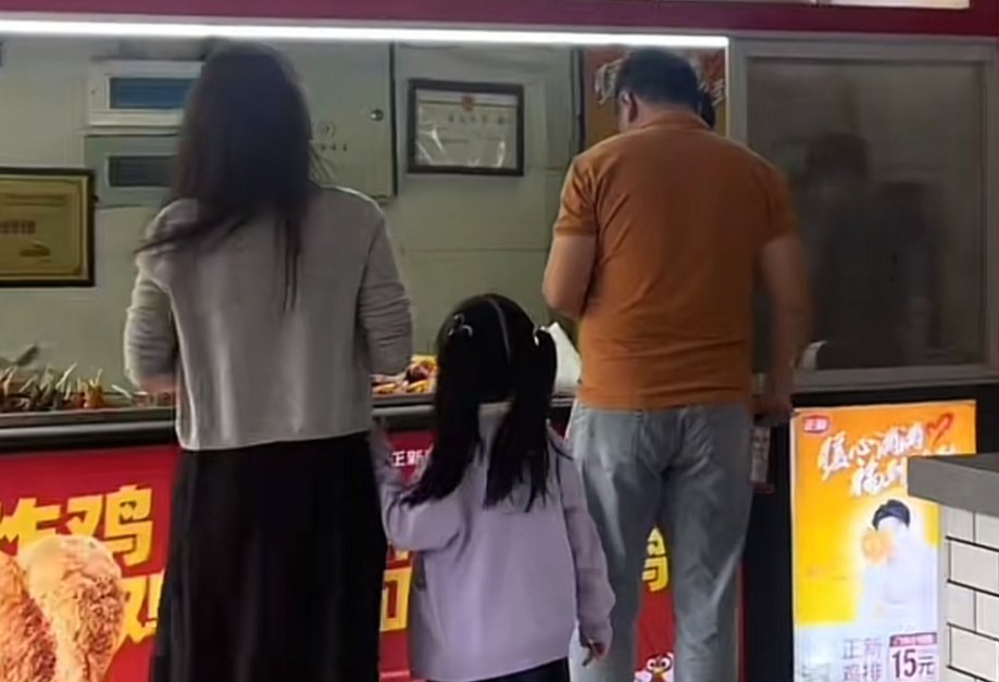 Nhìn hai mẹ con bên quầy đồ ăn vặt, tôi chợt hiểu: Vì sao có những đứa trẻ cả đời cũng không khá lên nổi