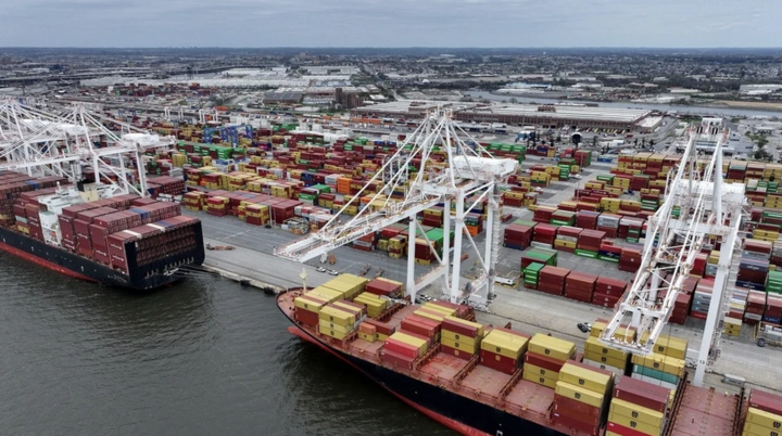 Mỹ, Trung Quốc bắt đầu tính thêm phí cảng đối với công ty vận tải biển