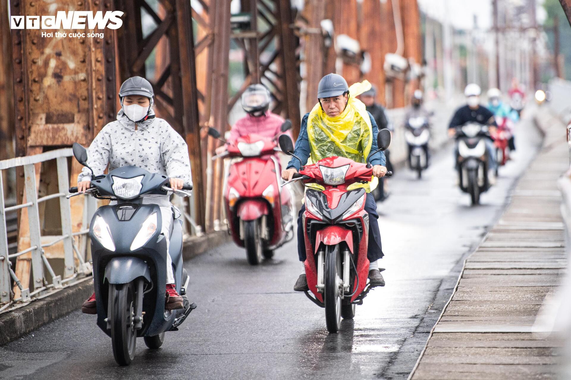 Không khí lạnh tăng cường, người Hà Nội co ro trong mưa lạnh 18°C