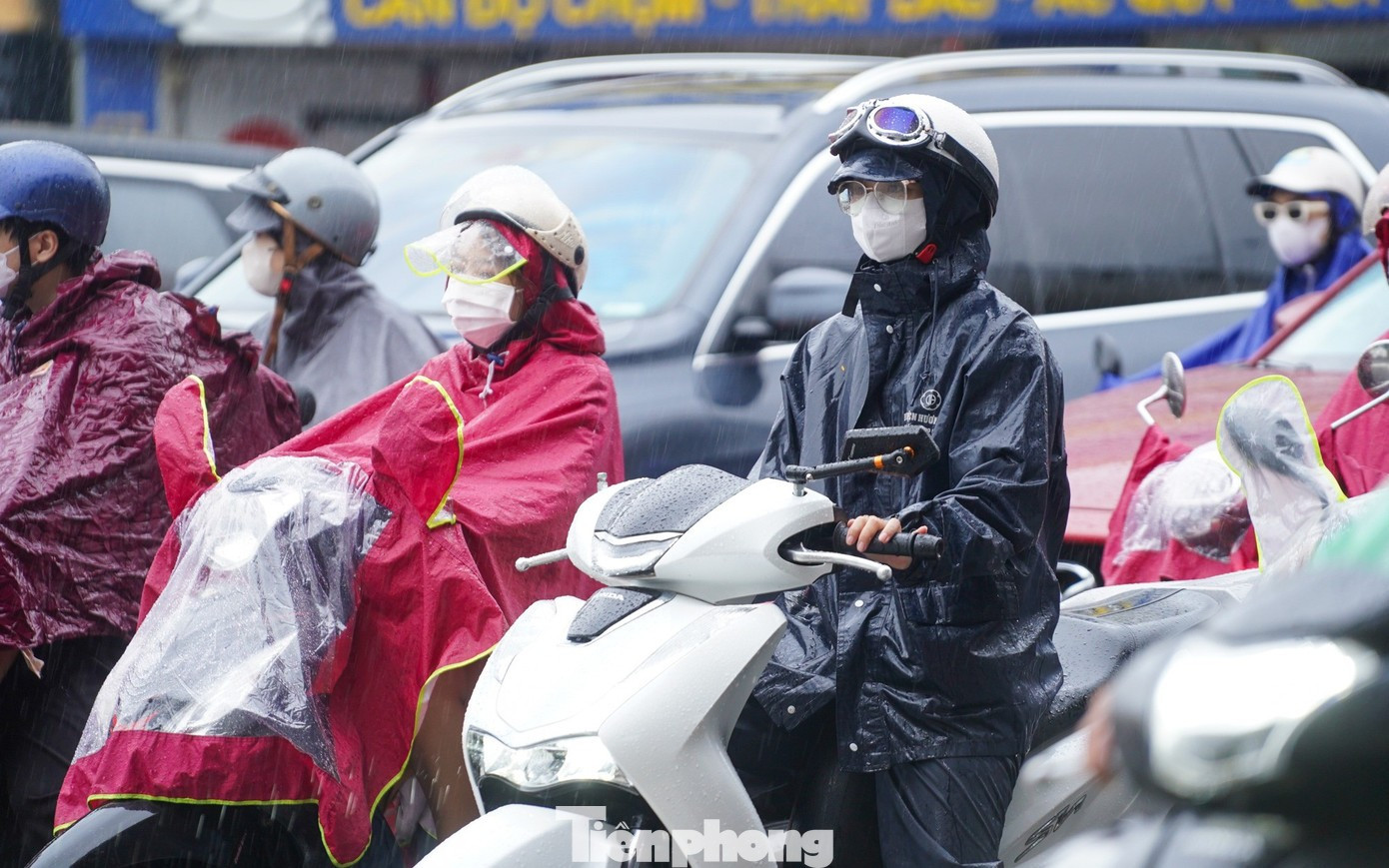 Miền Bắc giảm nhiệt sâu từ đêm nay, miền Trung mưa dữ dội