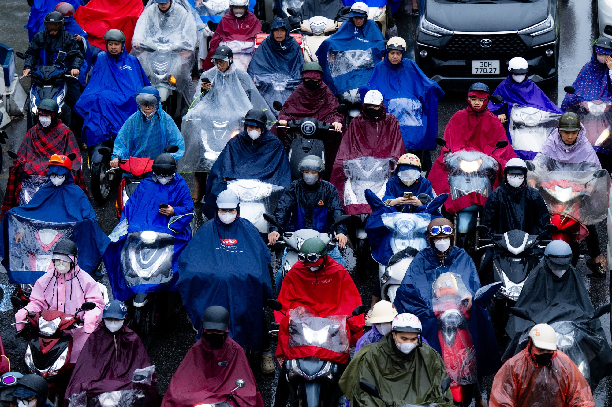 Hà Nội mưa lạnh 18 độ C ngày đầu tuần, người dân co ro giữa dòng xe ùn tắc