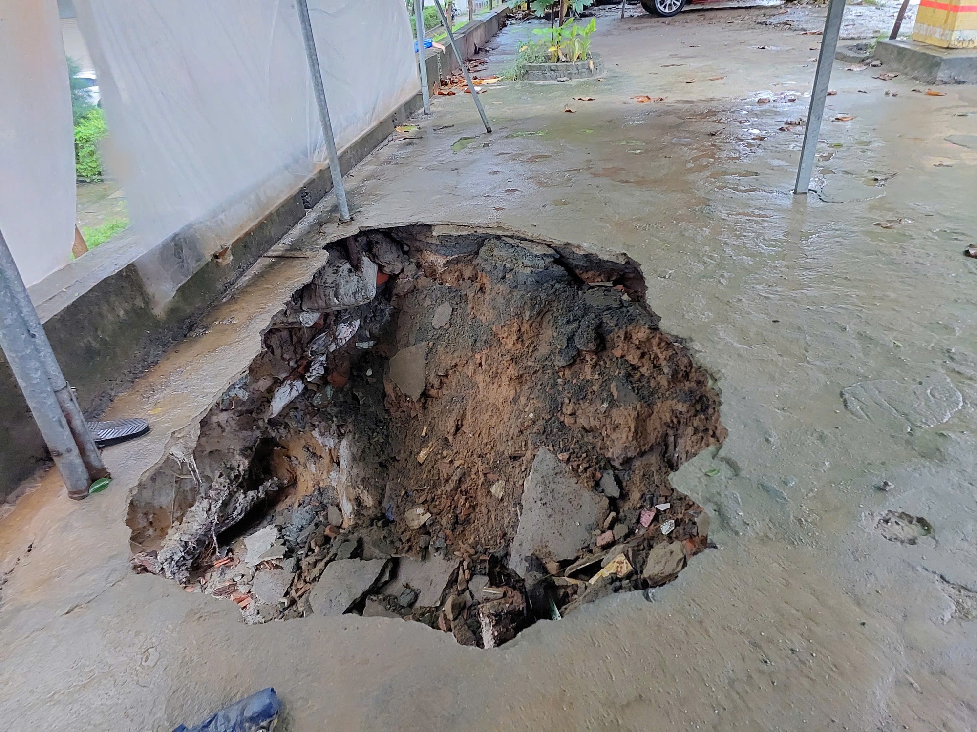 CLIP: Mưa lớn, xuất hiện hố sụp ở khu chung cư tại Đà Nẵng CLIP: Mưa lớn, xuất hiện hố sụp ở khu chung cư tại Đà Nẵng