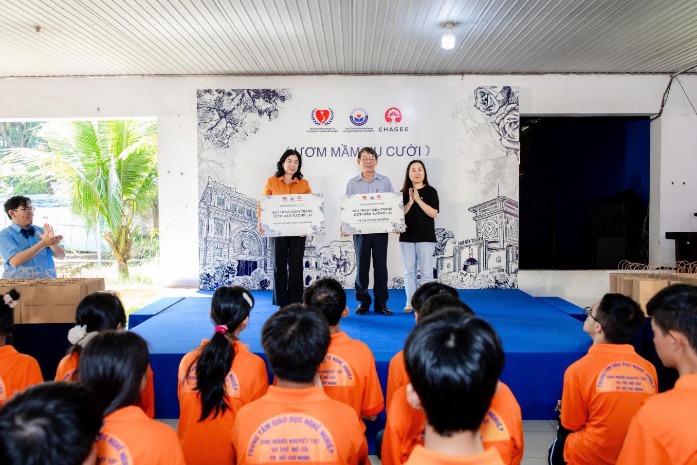 “Ươm mầm nụ cười” trao quà cho trẻ em khuyết tật và mồ côi TP.HCM