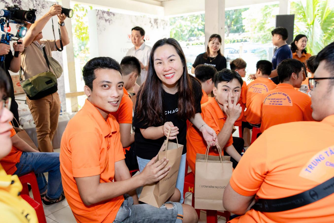 “Ươm mầm nụ cười” trao quà cho trẻ em khuyết tật và mồ côi TP.HCM