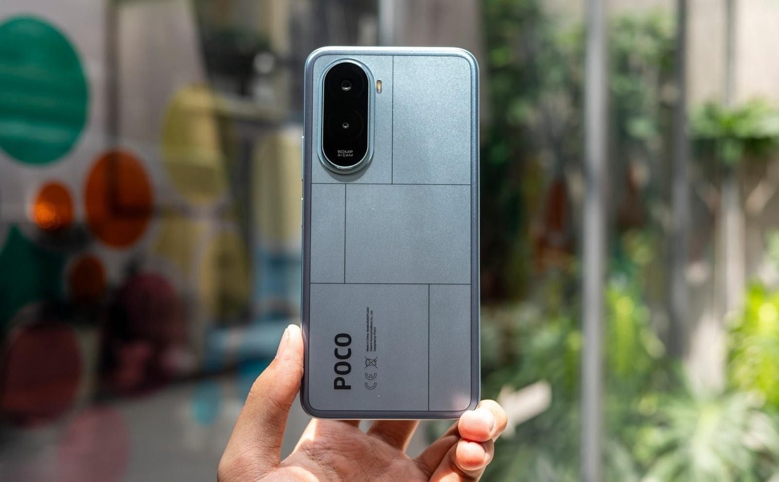 A hand holding a cell phoneAI-generated content may be incorrect.