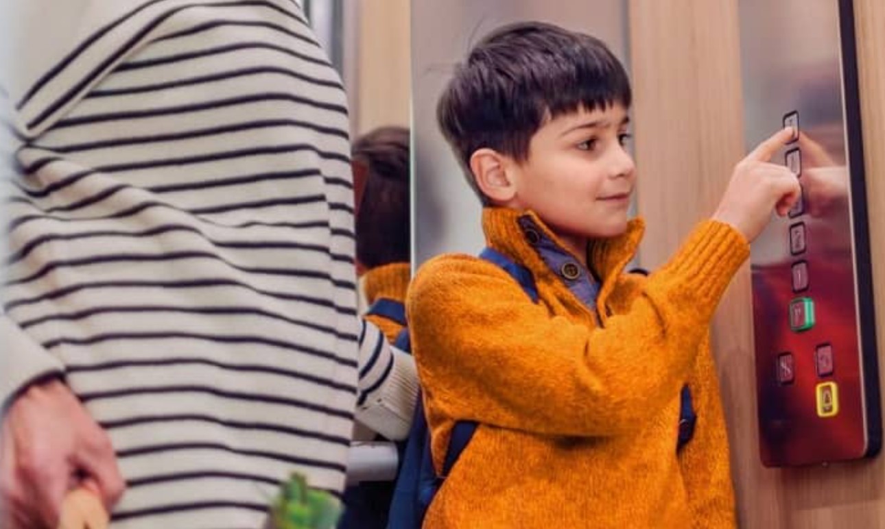 Vào thang máy, nhìn thấy hành xử này của những đứa trẻ, tôi liền biết ngay chúng được gia đình dạy dỗ rất tốt