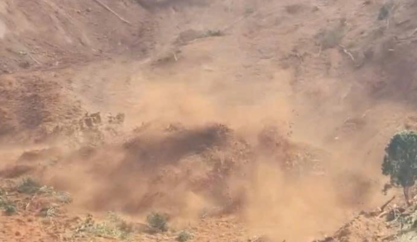 Sạt lở kinh hoàng ở miền núi Đà Nẵng, đất trút ào ạt như 'thác'