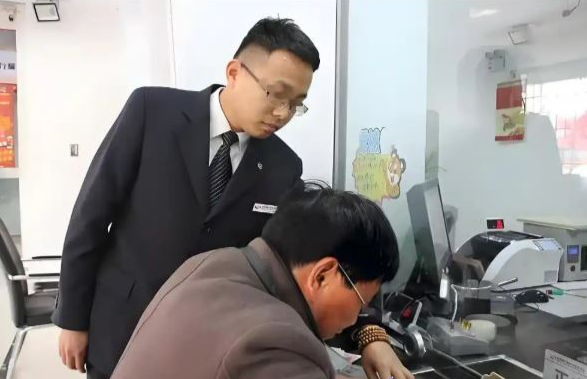 Khách gửi tiết kiệm 77 tỷ đồng được nhận luôn lãi 15 tỷ, 1 năm sau số dư về 0 nhưng ngân hàng khẳng định: “Chúng tôi không liên quan”