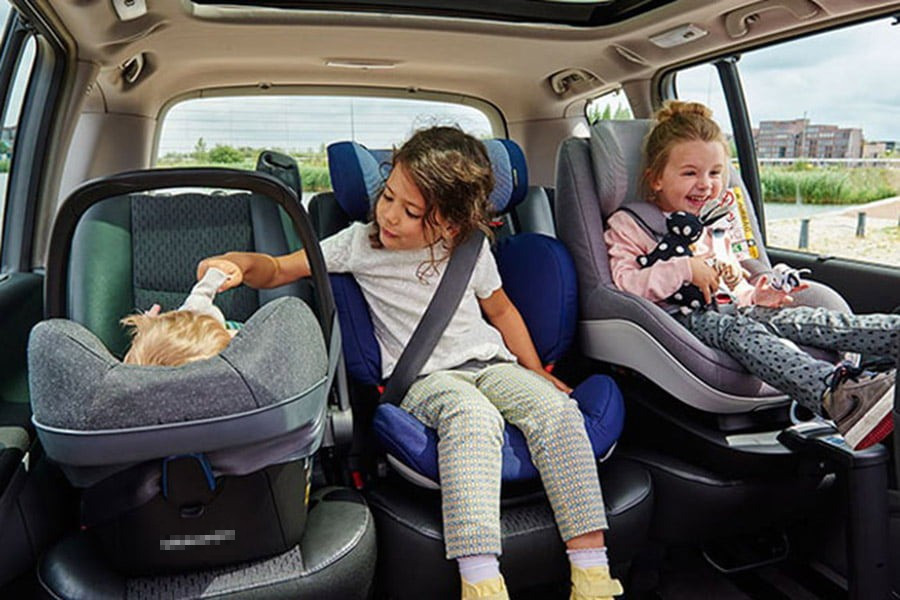 Thiết bị an toàn phù hợp cho trẻ em trên ô tô có nhất thiết là ghế trẻ em?