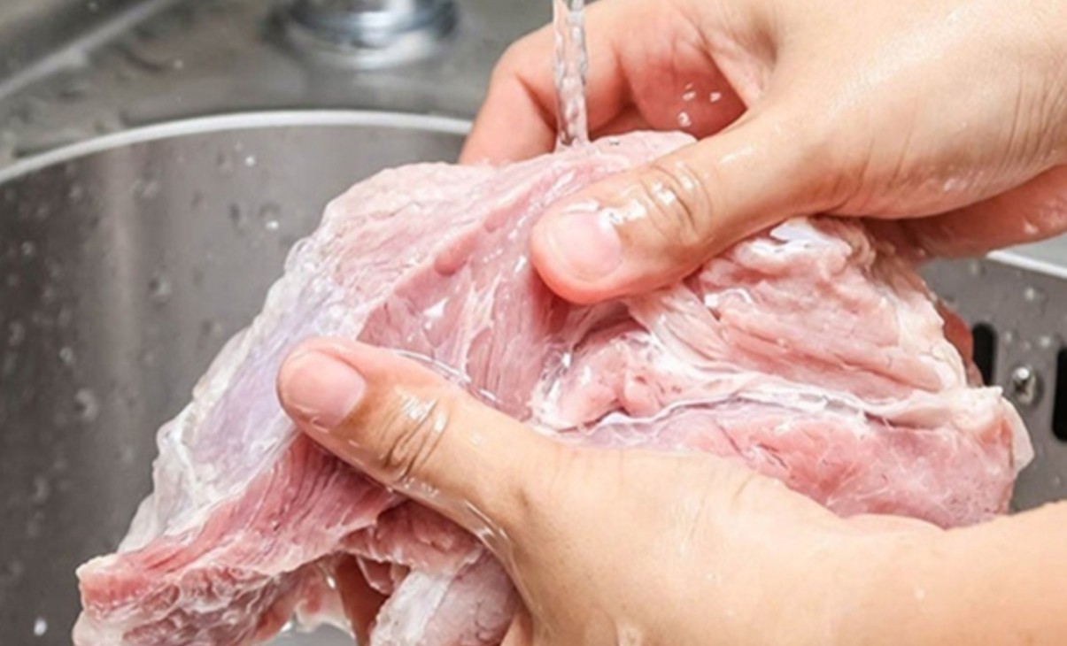 Thói quen 90% bà nội trợ đều làm khi mua thịt: Tưởng sạch mà hóa ra có thể gây nguy hiểm cho cả nhà