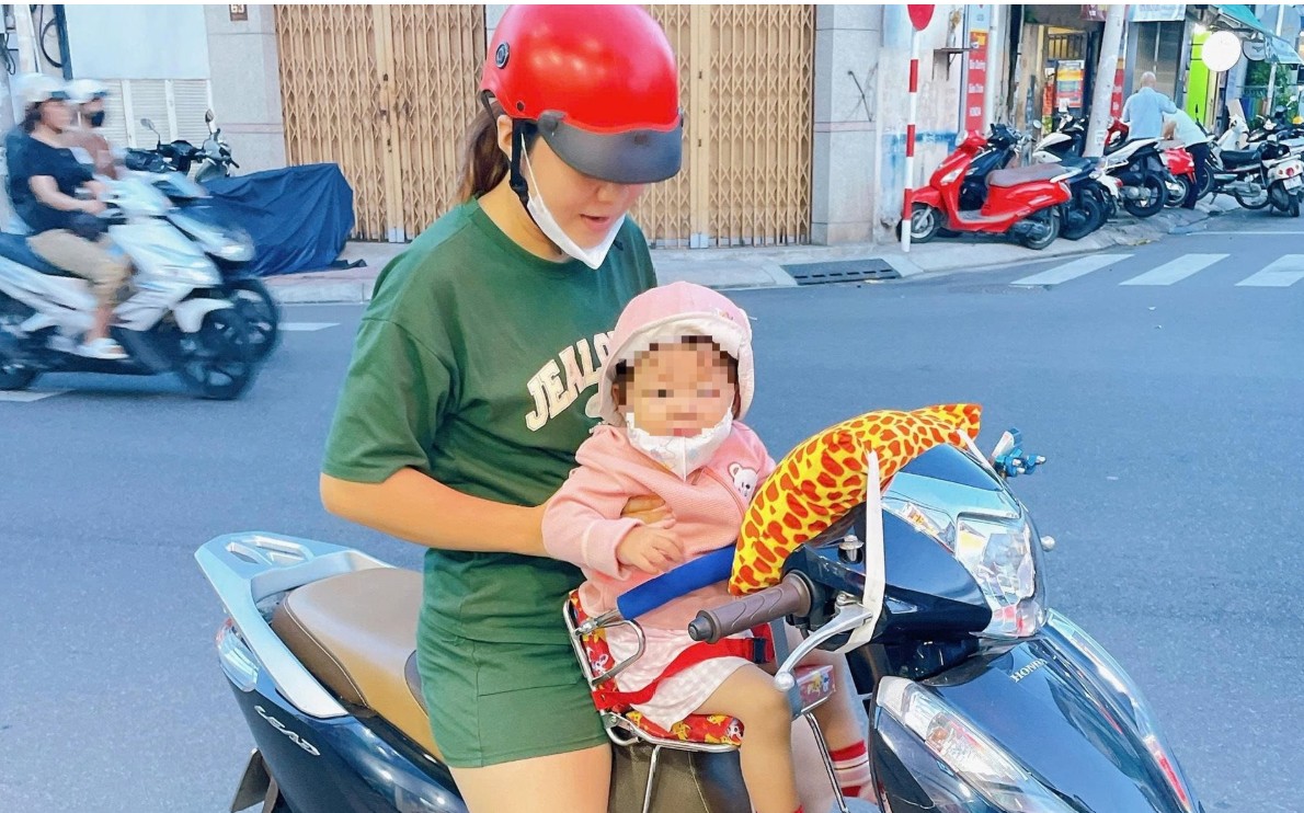 Đi xe máy chở trẻ em theo cách này có thể bị phạt đến 14 triệu đồng