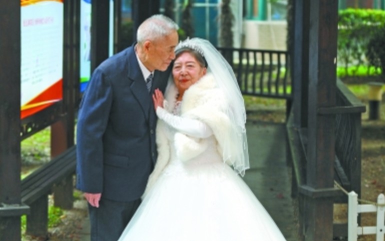 Đám cưới độc nhất vô nhị trong viện dưỡng lão của cụ ông U100 và cụ bà 85 tuổi
