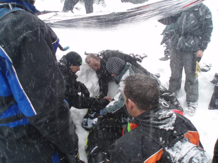 Người đàn ông sống sót kỳ diệu sau 5 giờ bị chôn sống dưới tuyết