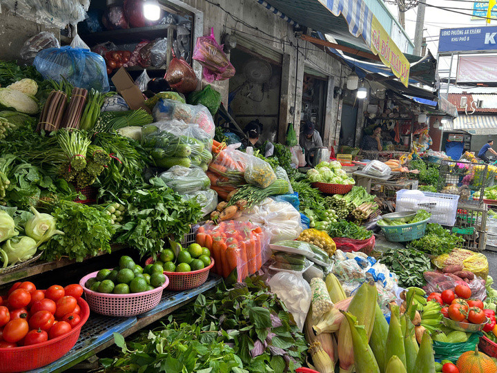 Giá rau ở TP.HCM bớt nóng, chợ online rủ nhau bán rau củ đồng giá 35.000 đồng/kg