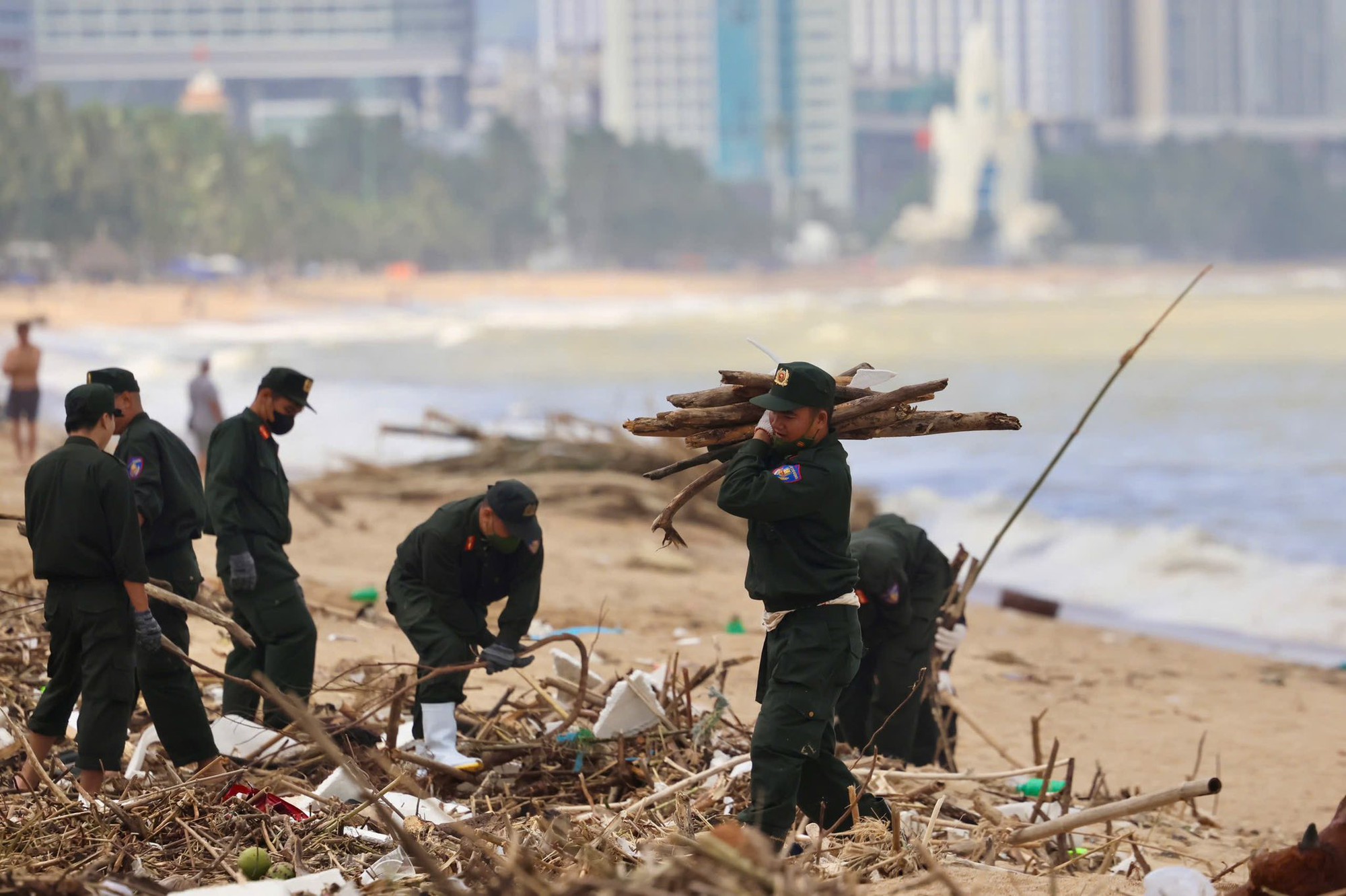 Mưa lũ lịch sử làm 91 người tử vong, biển Đông lại đón cơn bão mới hướng thẳng vào miền Trung