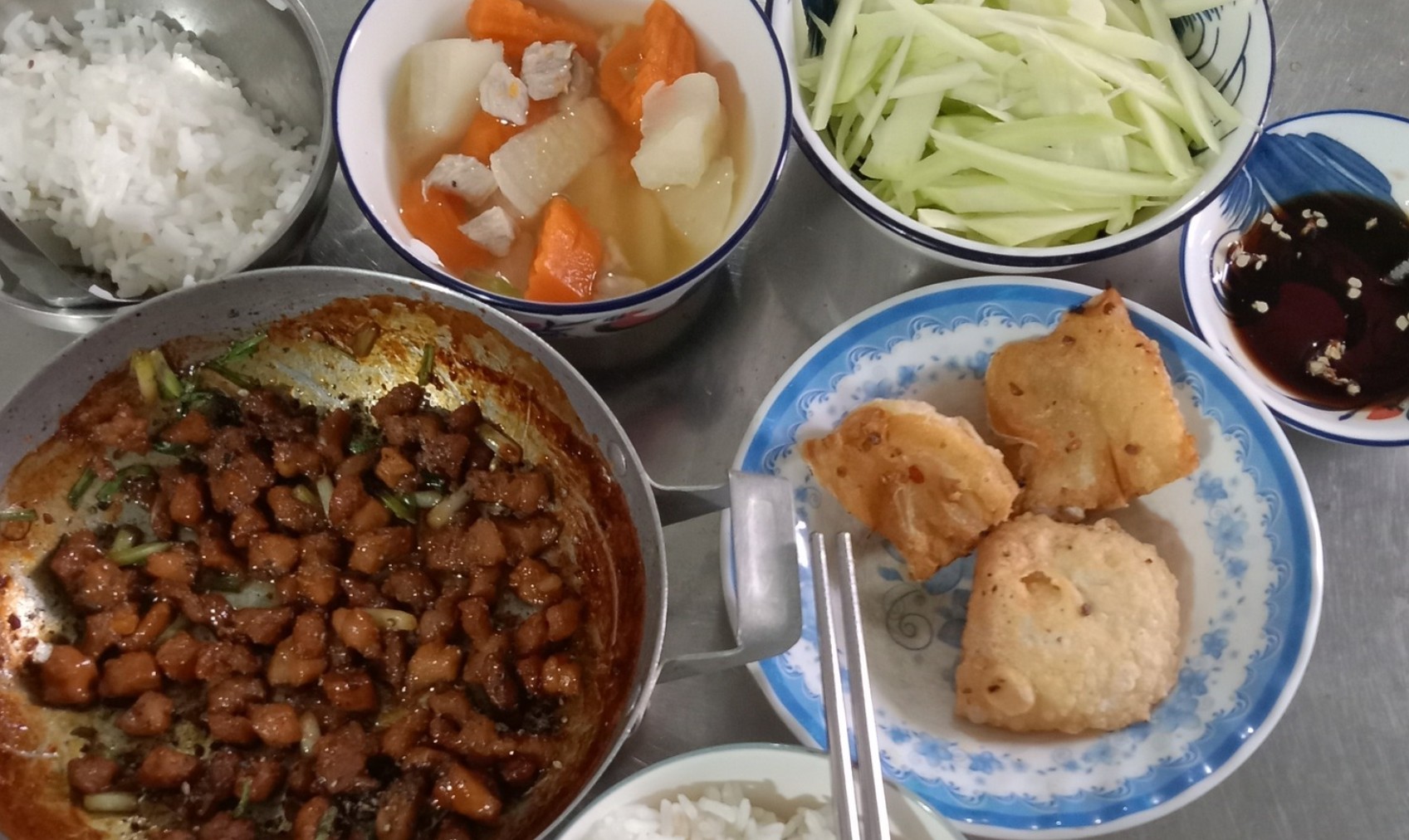 Bữa cơm 7 món giá 45k thị phi