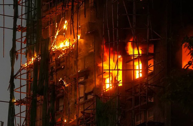 Thảm hoạ cháy chung cư tại Hong Kong: Lửa bao trùm 8 toà nhà, ít nhất 12 người thiệt mạng, nhiều người bị thương nặng